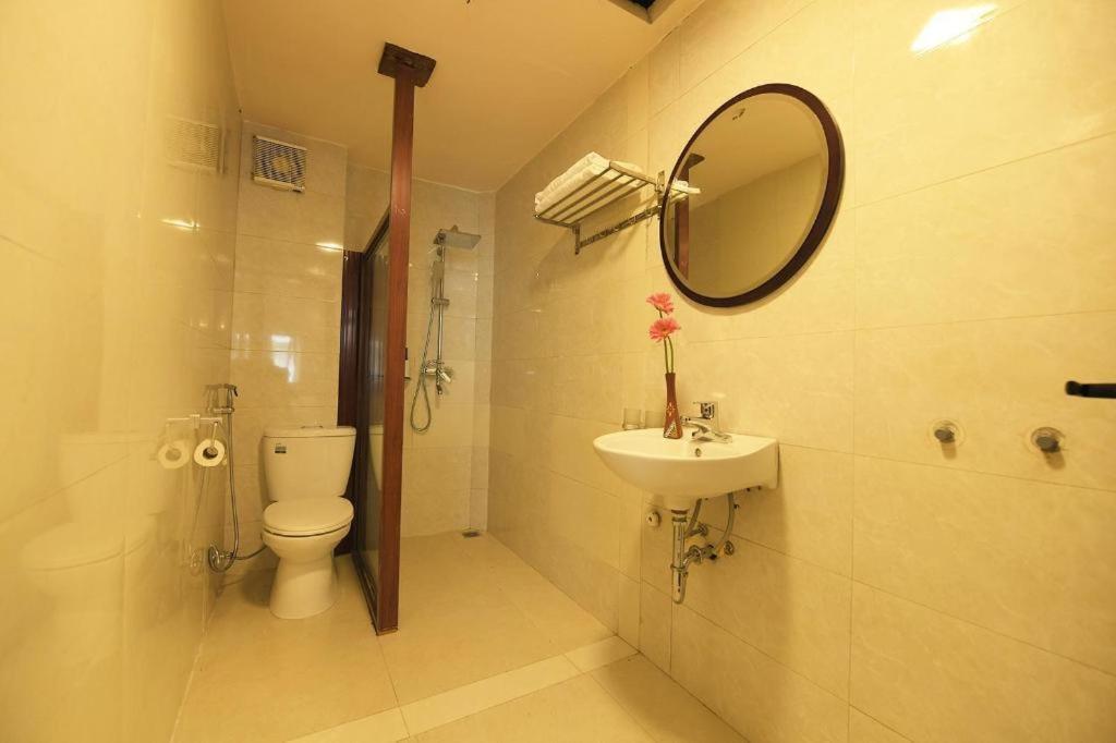 Old Quarter Family Hotel Hanoi Bagian luar foto
