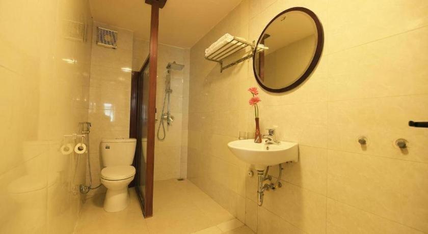 Old Quarter Family Hotel Hanoi Bagian luar foto